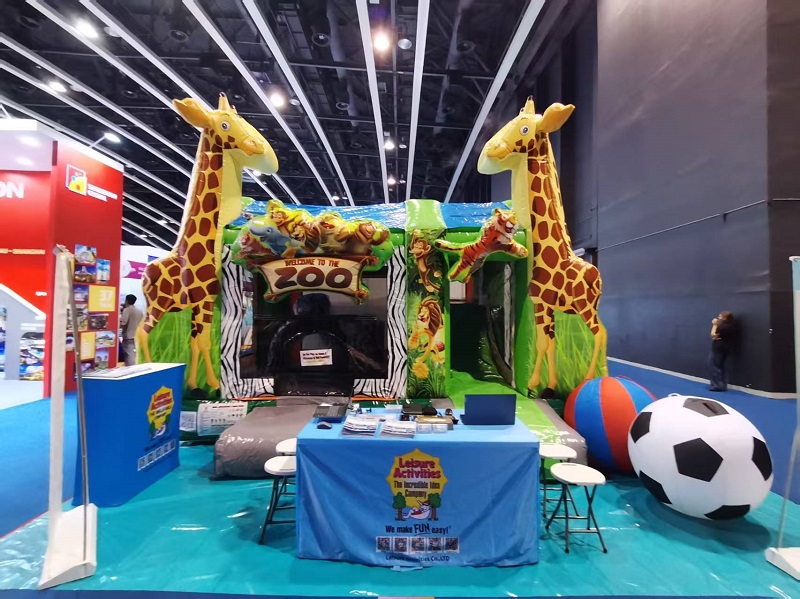 Leisure Activities® amène le zoo à l'IAAPA EXPO ASIA avec un château gonflable gonflable de 4 m à couper le souffle Leisure Activities® amène le zoo à l'IAAPA EXPO ASIA avec un château gonflable gonflable de 4 m à couper le souffle